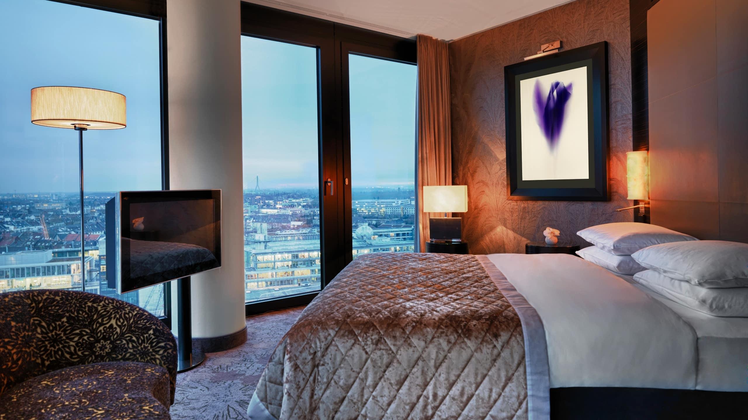 Hotel Hyatt Regency Düsseldorf Esterno foto A bedroom at the Mandarin Oriental, Munich