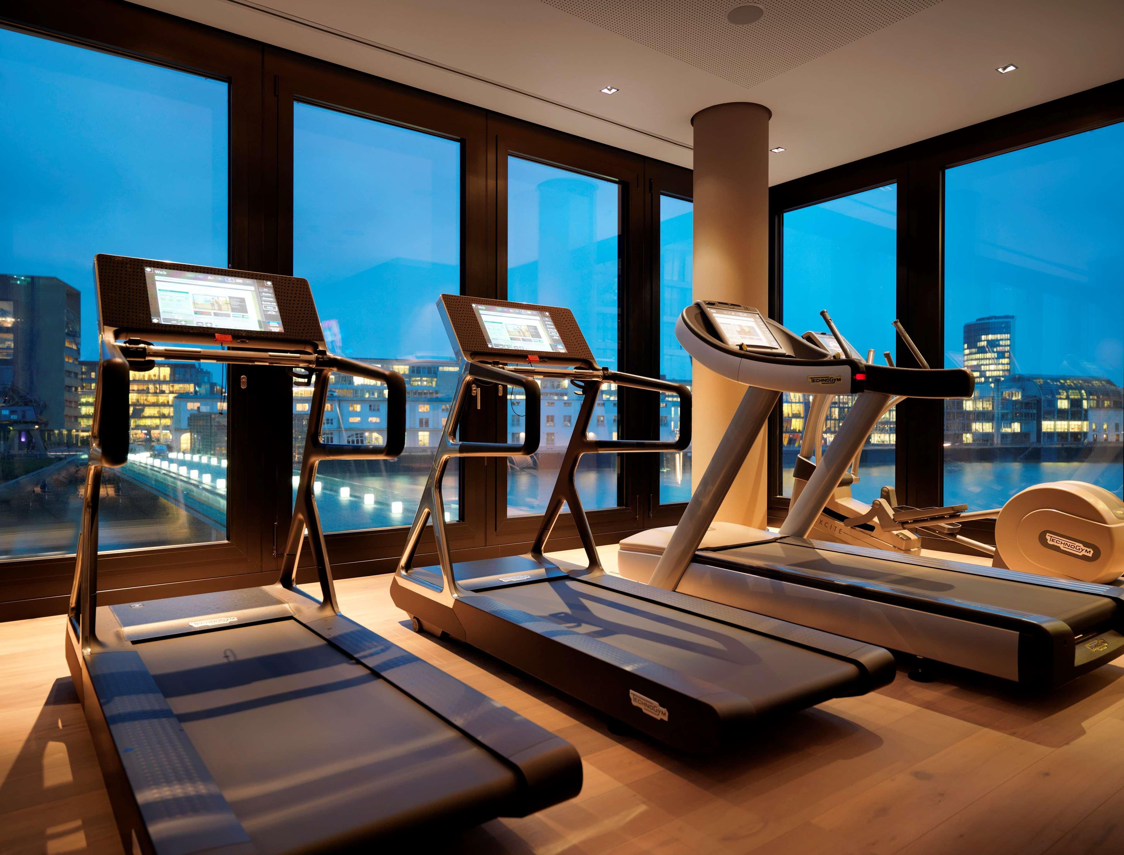 Hotel Hyatt Regency Düsseldorf Esterno foto The gym at The Landmark, Hong Kong