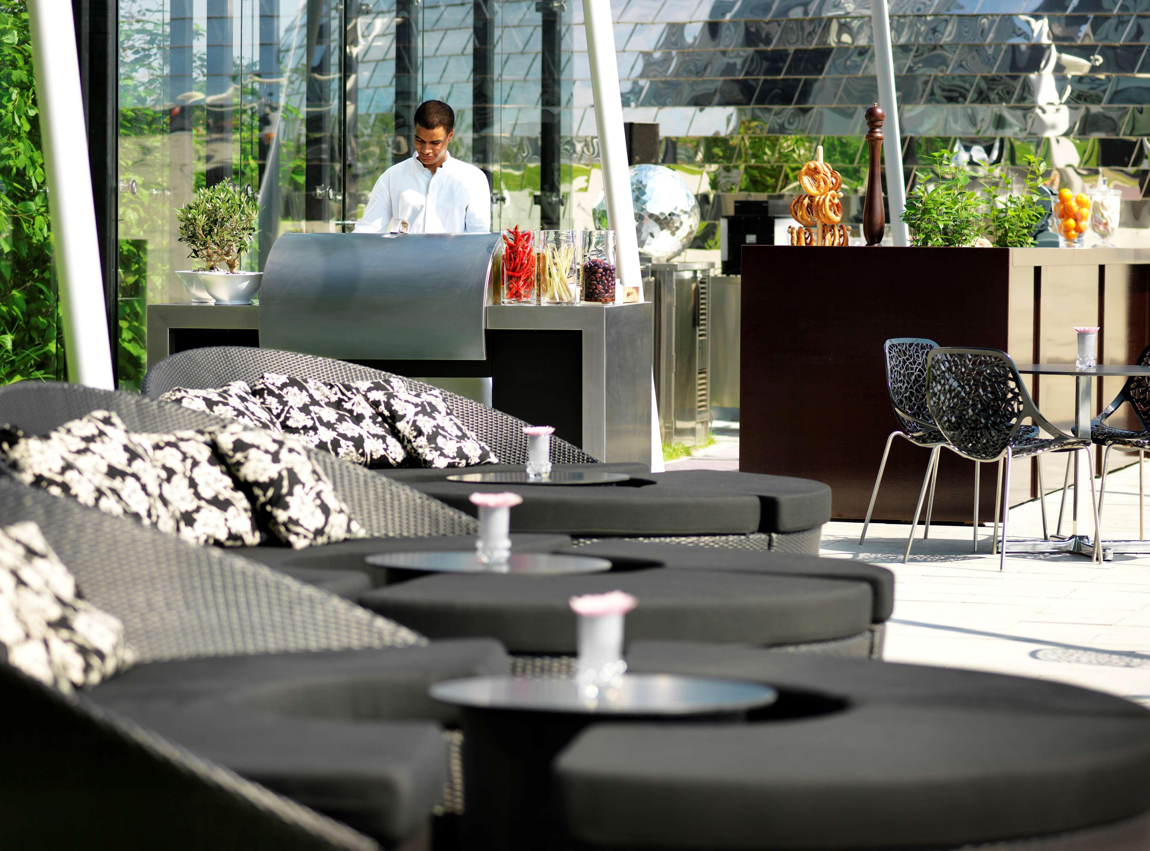 Hotel Hyatt Regency Düsseldorf Esterno foto The bar at the 10th floor