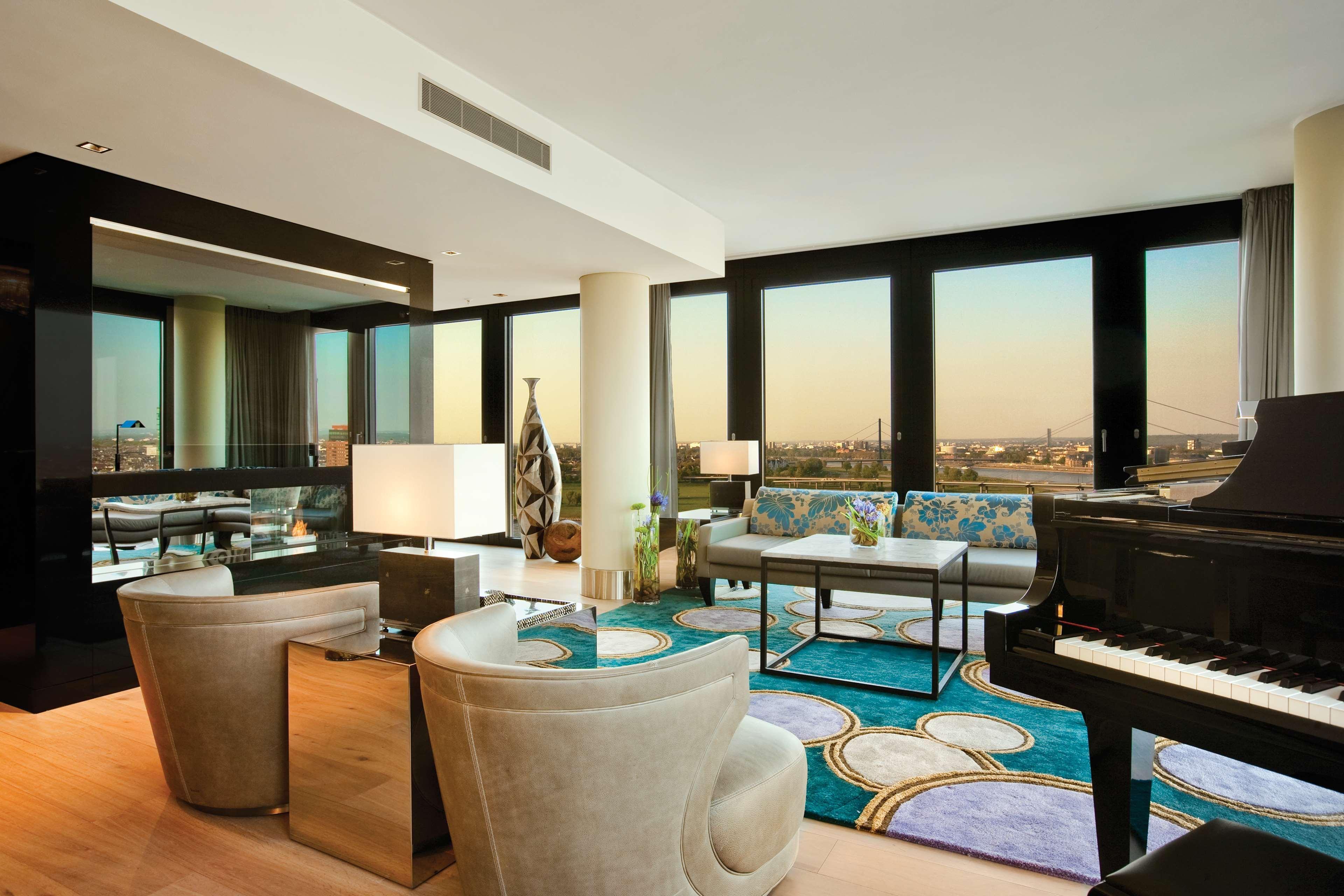 Hotel Hyatt Regency Düsseldorf Esterno foto A living room at the Ritz-Carlton, Dubai
