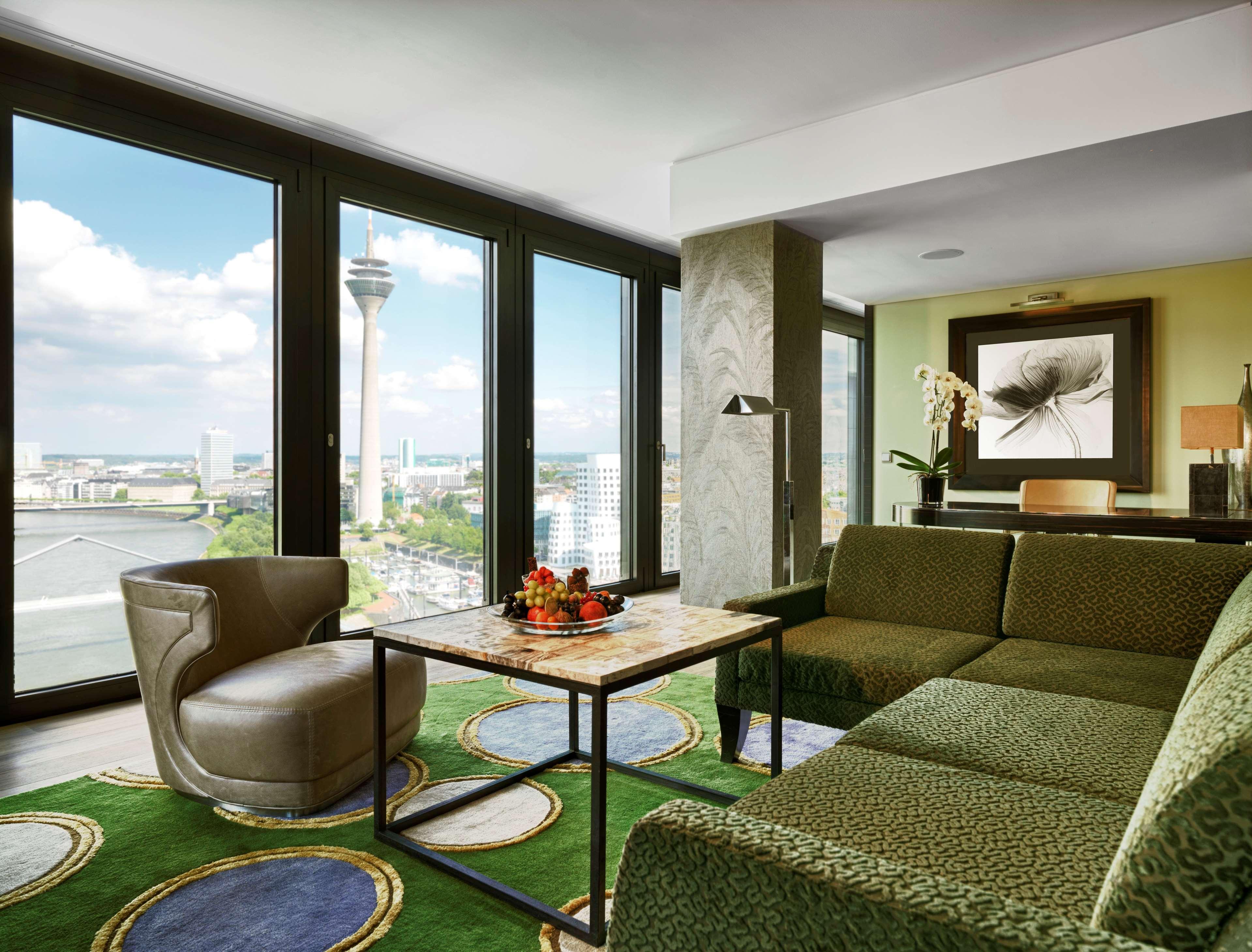 Hotel Hyatt Regency Düsseldorf Esterno foto A suite at the MGM Grand Hotel