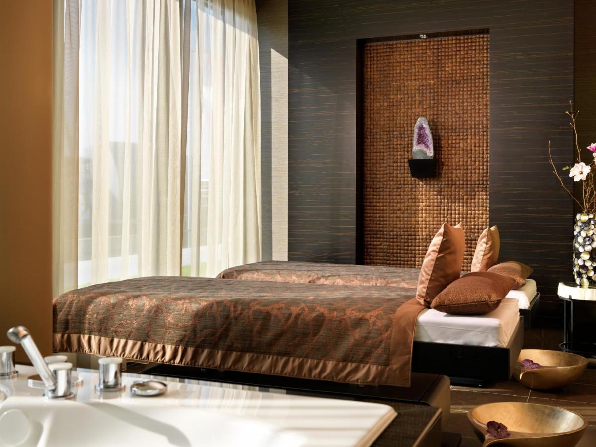 Hotel Hyatt Regency Düsseldorf Esterno foto A modern bedroom