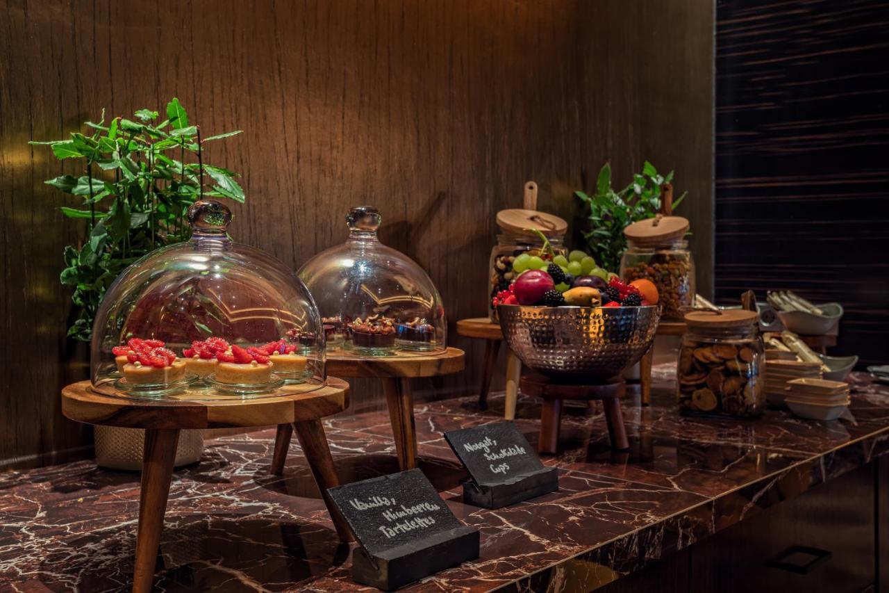 Hotel Hyatt Regency Düsseldorf Esterno foto A dessert buffet at a hotel