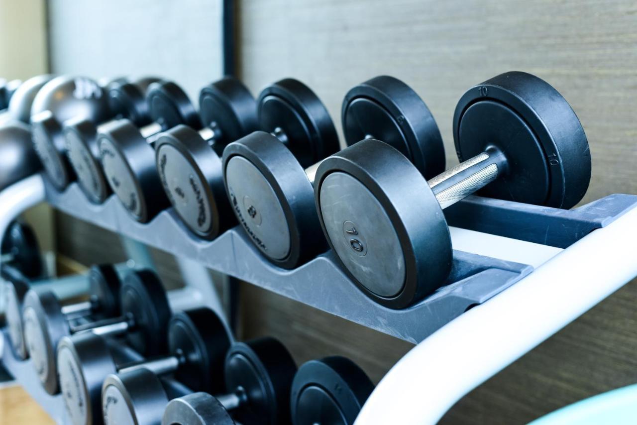 Hotel Hyatt Regency Düsseldorf Esterno foto Dumbbells on a rack