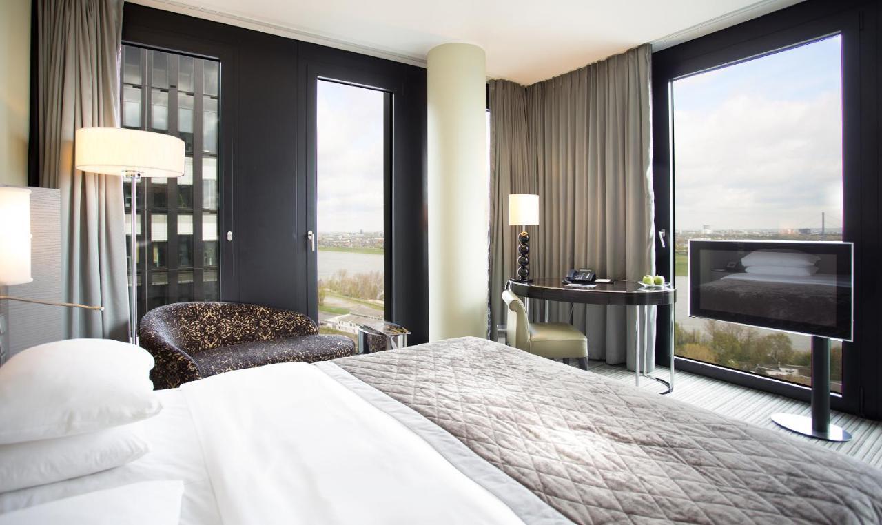 Hotel Hyatt Regency Düsseldorf Esterno foto A room at the hotel