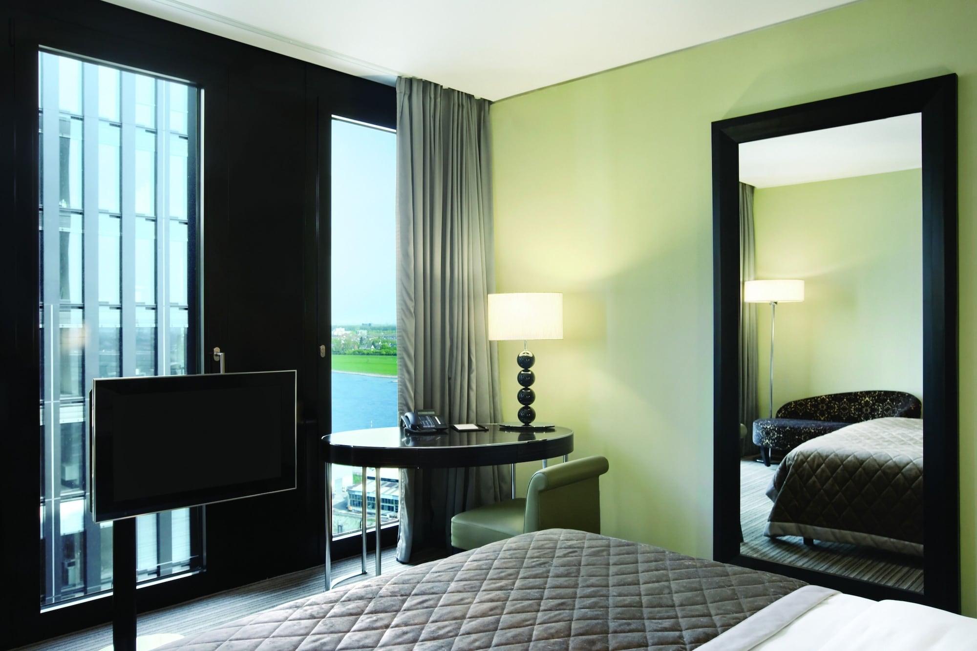 Hotel Hyatt Regency Düsseldorf Esterno foto A room at the hotel