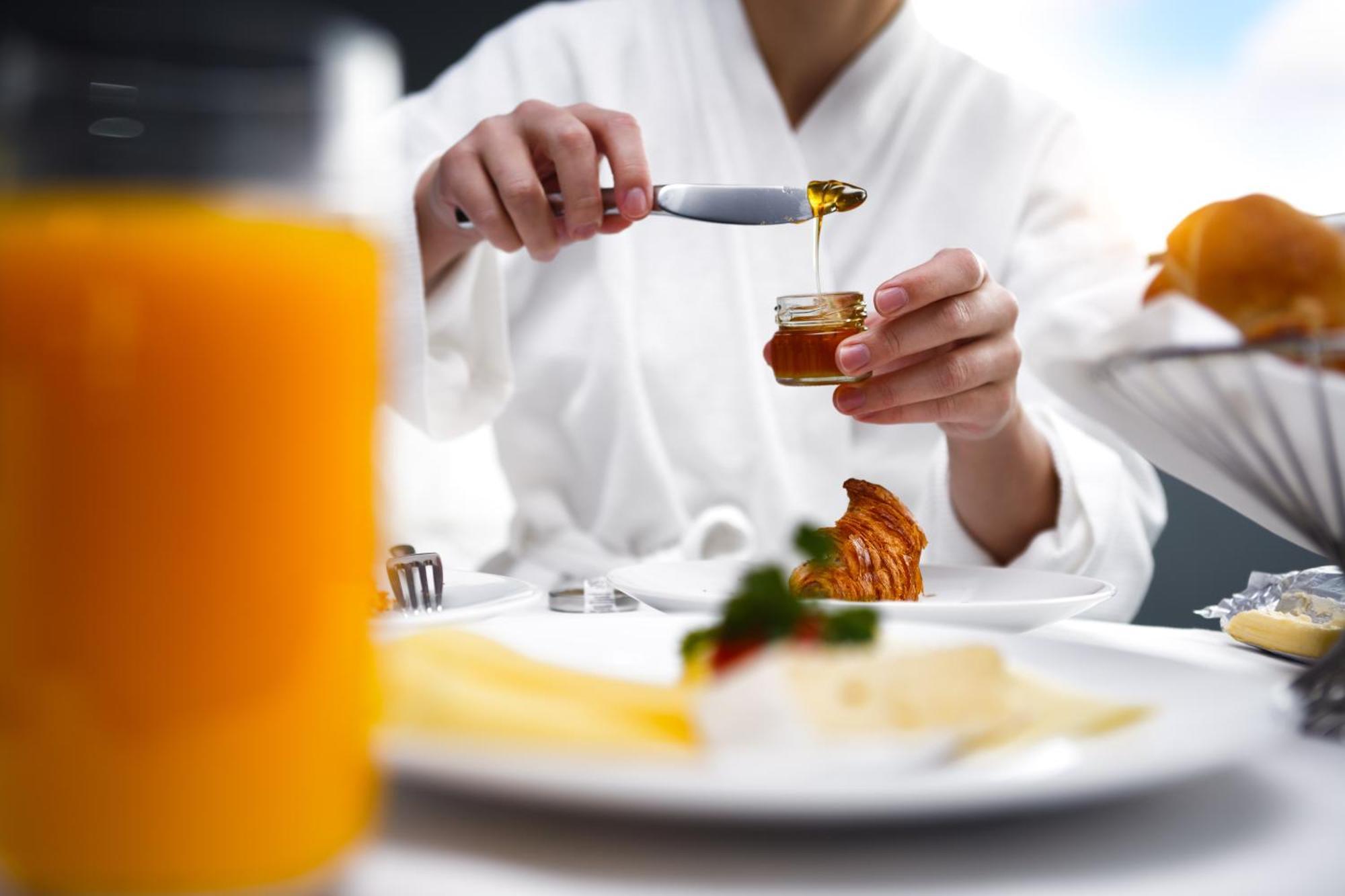 Hotel Hyatt Regency Düsseldorf Esterno foto Honey being drizzled onto a croissant