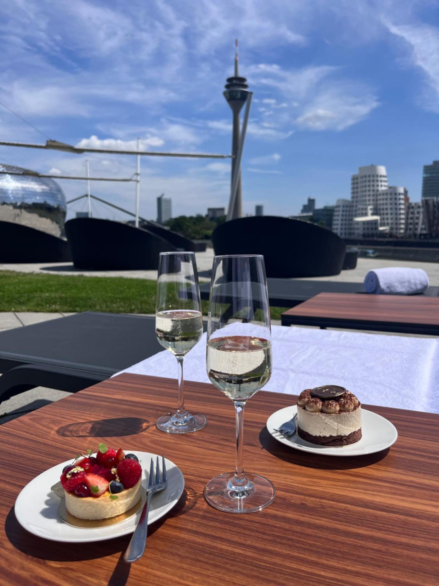 Hotel Hyatt Regency Düsseldorf Esterno foto The rooftop pool at the InterContinental London - The O2