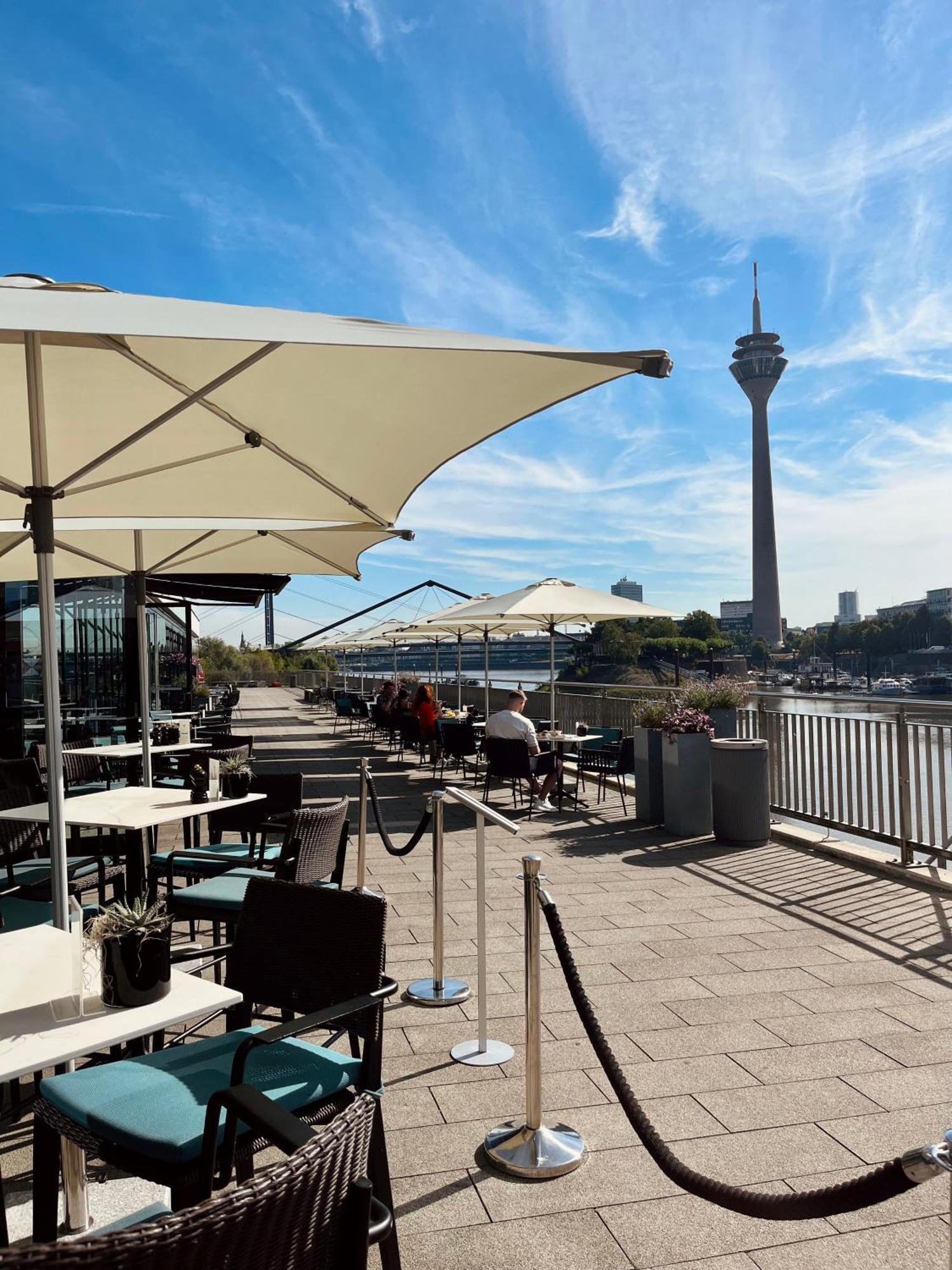 Hotel Hyatt Regency Düsseldorf Esterno foto Restaurant on the Rhine